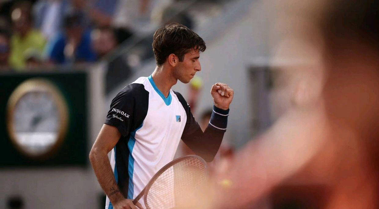 意大利网球队险胜英国网球队，西西帕斯完成帽子戏法